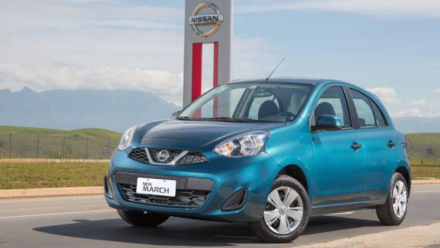 Versão de entrada é a 1.0 Conforto, identificada pelas calotas no lugar das rodas de liga leve | <a href="https://gutenberg.quatrorodas.abril.com.br/carros/lancamentos/nissan-new-march-782972.shtml" rel="migration">Leia mais</a> Versão de entrada é a 1.0 Conforto, identificada pelas calotas no lugar das rodas de liga leve | <a href="https://gutenberg.quatrorodas.abril.com.br/carros/lancamentos/nissan-new-march-782972.shtml" rel="migration">Leia mais</a>