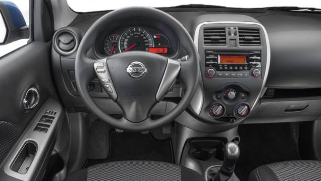 Interior ganhou novas saídas de ar - agora retangulares no lugar das antigas redondas | <a href="https://gutenberg.quatrorodas.abril.com.br/carros/lancamentos/nissan-new-march-782972.shtml" rel="migration">Leia mais</a> Interior ganhou novas saídas de ar - agora retangulares no lugar das antigas redondas | <a href="https://gutenberg.quatrorodas.abril.com.br/carros/lancamentos/nissan-new-march-782972.shtml" rel="migration">Leia mais</a>