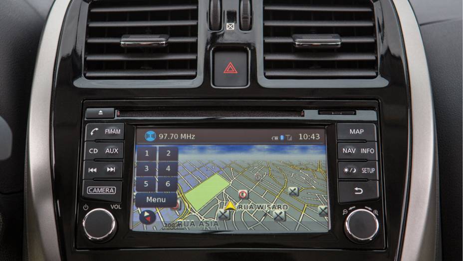Versão topo-de-linha SL traz nova central multimídia com tela de 5,8 polegadas, GPS e câmera de ré | <a href="https://gutenberg.quatrorodas.abril.com.br/carros/lancamentos/nissan-new-march-782972.shtml" rel="migration">Leia mais</a>