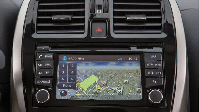 Versão topo-de-linha SL traz nova central multimídia com tela de 5,8 polegadas, GPS e câmera de ré | <a href="https://gutenberg.quatrorodas.abril.com.br/carros/lancamentos/nissan-new-march-782972.shtml" rel="migration">Leia mais</a> Versão topo-de-linha SL traz nova central multimídia com tela de 5,8 polegadas, GPS e câmera de ré | <a href="https://gutenberg.quatrorodas.abril.com.br/carros/lancamentos/nissan-new-march-782972.shtml" rel="migration">Leia mais</a>