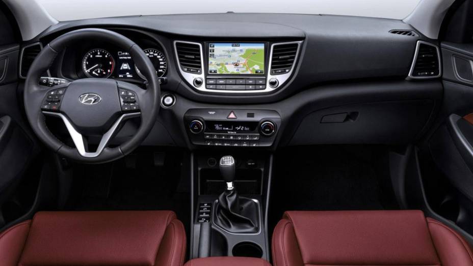 O interior está mais harmonioso e bem-acabado, incluindo itens como central multimídia com GPS e ar-condicionado digital | <a href="https://gutenberg.quatrorodas.abril.com.br/noticias/saloes/genebra-2015/nova-tucson-finalmente-revelada-837100.shtml" rel="migration">Leia mais</a>
