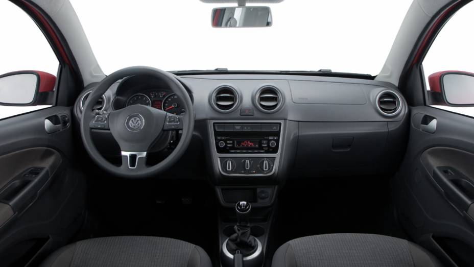 Por dentro, temos um novo grafismo nos instrumentos e novas sa&iacute;das de ar-condicionado | <a href="https://gutenberg.quatrorodas.abril.com.br/carros/lancamentos/vw-saveiro-2014-738896.shtml" rel="migration">Leia mais</a>