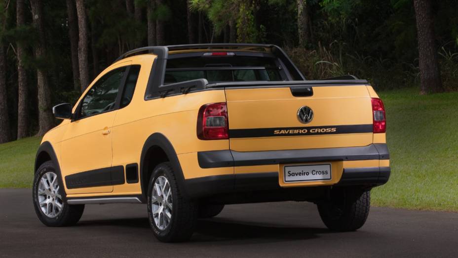 Al&eacute;m dos frisos laterais personalizados, a Saveiro Cross traz o nome estampado na tampa da ca&ccedil;amba | <a href="https://gutenberg.quatrorodas.abril.com.br/carros/lancamentos/vw-saveiro-2014-738896.shtml" rel="migration">Leia mais</a>