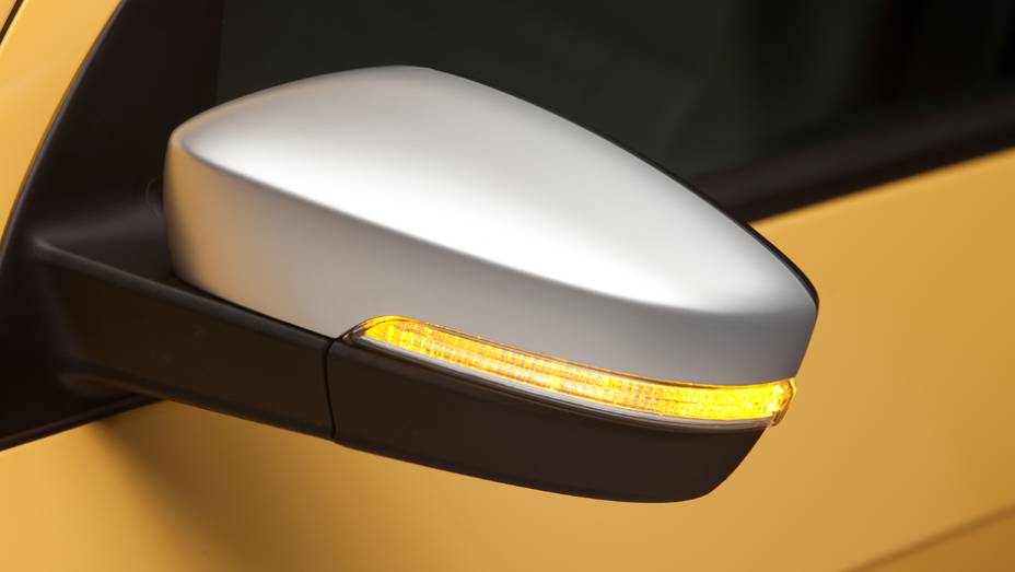 Os espelhos retrovisores t&ecirc;m luzes de seta embutidas e acabamento prateado | <a href="https://gutenberg.quatrorodas.abril.com.br/carros/lancamentos/vw-saveiro-2014-738896.shtml" rel="migration">Leia mais</a>