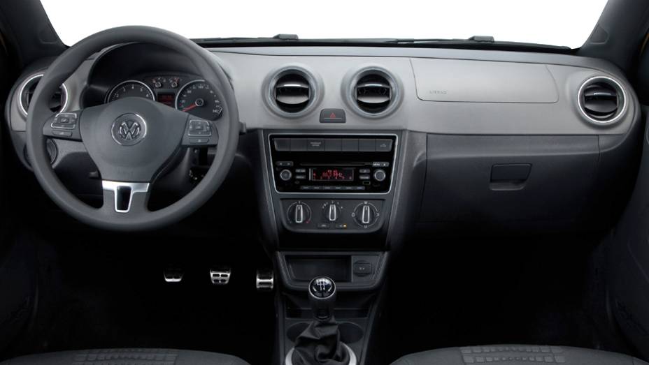 O interior tem detalhes em Piano Black, cromados e pedaleiras de alumínio | <a href="https://gutenberg.quatrorodas.abril.com.br/carros/lancamentos/vw-saveiro-2014-738896.shtml" rel="migration">Leia mais</a>