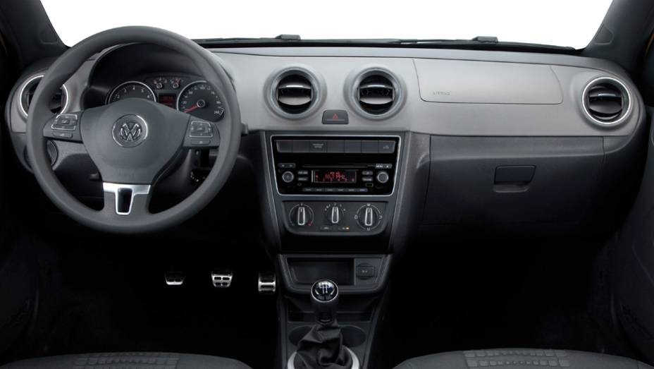 O interior tem detalhes em Piano Black, cromados e pedaleiras de alum&iacute;nio | <a href="https://gutenberg.quatrorodas.abril.com.br/carros/lancamentos/vw-saveiro-2014-738896.shtml" rel="migration">Leia mais</a>