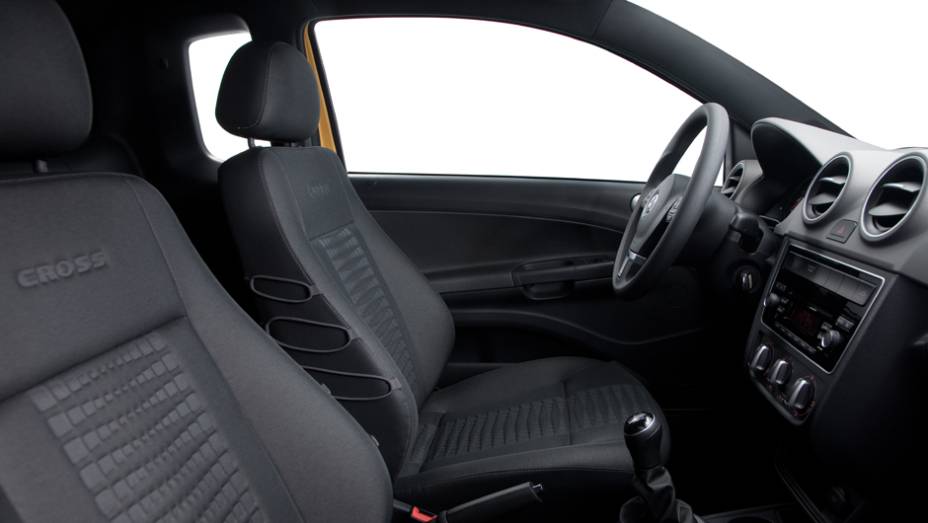Bancos possuem fios laterais feitos de pl&aacute;stico reciclado e detalhes em baixo relevo | <a href="https://gutenberg.quatrorodas.abril.com.br/carros/lancamentos/vw-saveiro-2014-738896.shtml" rel="migration">Leia mais</a>