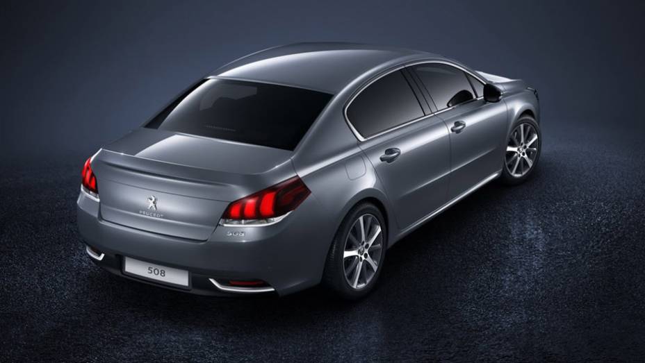 Atrás, o 508 traz novas lanternas e para-choque redesenhado | <a href="https://gutenberg.quatrorodas.abril.com.br/noticias/saloes/paris-2014/peugeot-muda-visual-508-786474.shtml" rel="migration">Leia mais</a>