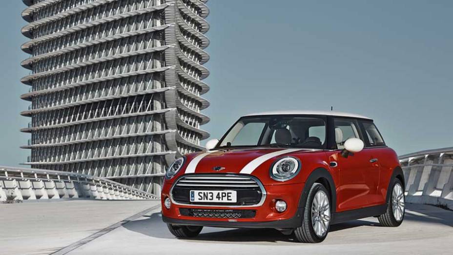 Logo de cara reconhecemos seu parentesco com o antigo Morris Mini, mesmo com o novo visual | <a href="https://gutenberg.quatrorodas.abril.com.br/carros/lancamentos/mini-cooper-2014-760542.shtml" rel="migration">Leia mais</a>