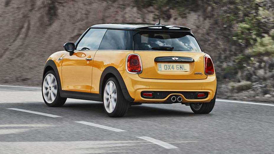 Atrás, as lanternas ficaram maiores e preservaram o antigo formato | <a href="https://gutenberg.quatrorodas.abril.com.br/carros/lancamentos/mini-cooper-2014-760542.shtml" rel="migration">Leia mais</a>