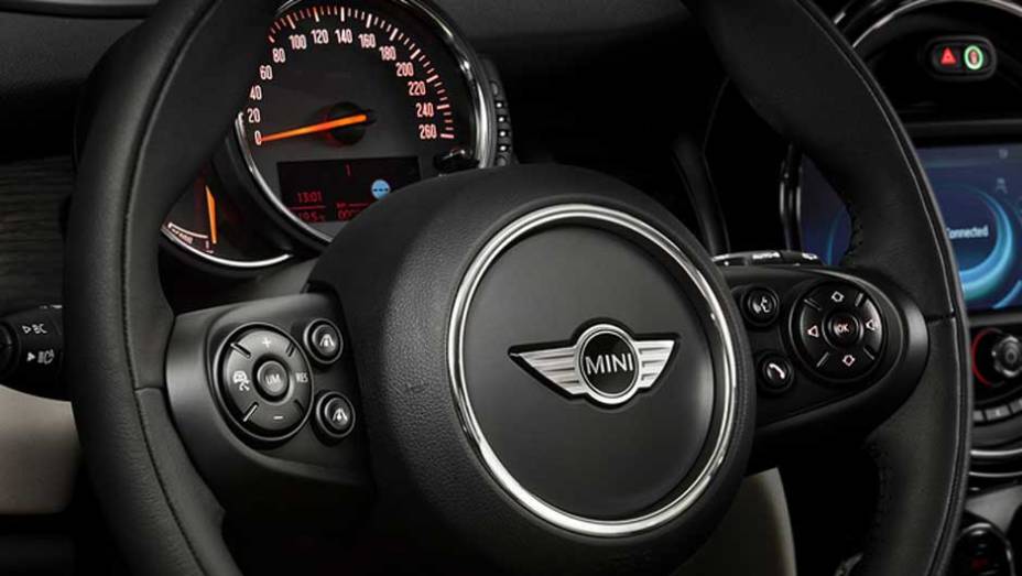 Charmoso, o painel agora traz o velocímetro em seu lugar devido, ou seja, atrás do volante | <a href="https://gutenberg.quatrorodas.abril.com.br/carros/lancamentos/mini-cooper-2014-760542.shtml" rel="migration">Leia mais</a>