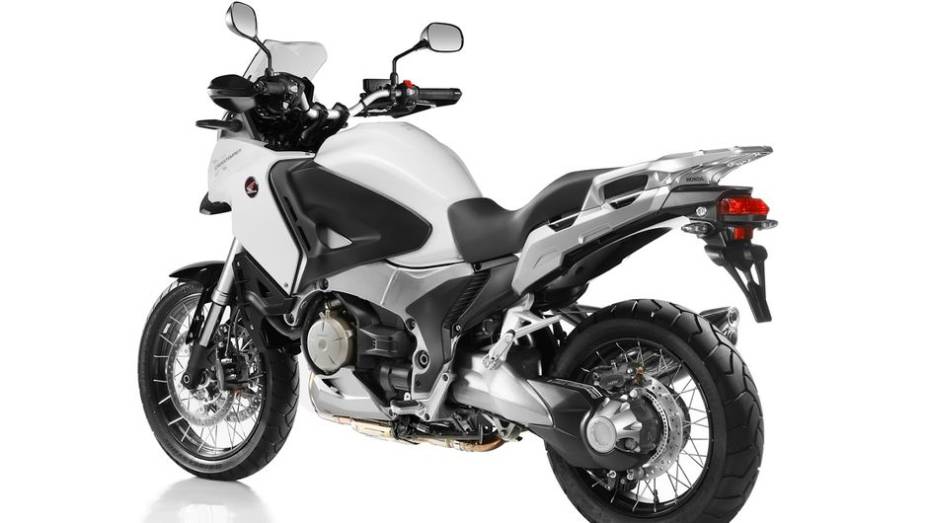 O modelo aventureiro passa a ser disponibilizado nas concessionárias da marca japonesa por R$ 79.900 e tem um ano de garantia | <a href="%20https://gutenberg.quatrorodas.abril.com.br/moto/noticias/honda-vfr-1200x-crosstourer-729192.shtml" rel="migration">Leia mais</a>