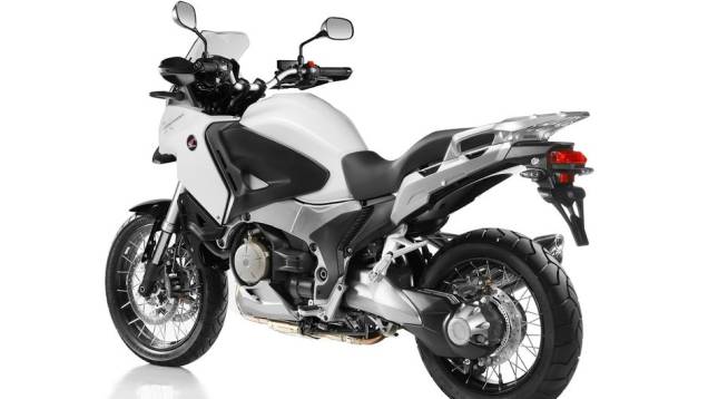O modelo aventureiro passa a ser disponibilizado nas concessionárias da marca japonesa por R$ 79.900 e tem um ano de garantia | <a href="%20https://gutenberg.quatrorodas.abril.com.br/moto/noticias/honda-vfr-1200x-crosstourer-729192.shtml" rel="migration">Leia mais</a> O modelo aventureiro passa a ser disponibilizado nas concessionárias da marca japonesa por R$ 79.900 e tem um ano de garantia | <a href="%20https://gutenberg.quatrorodas.abril.com.br/moto/noticias/honda-vfr-1200x-crosstourer-729192.shtml" rel="migration">Leia mais</a>