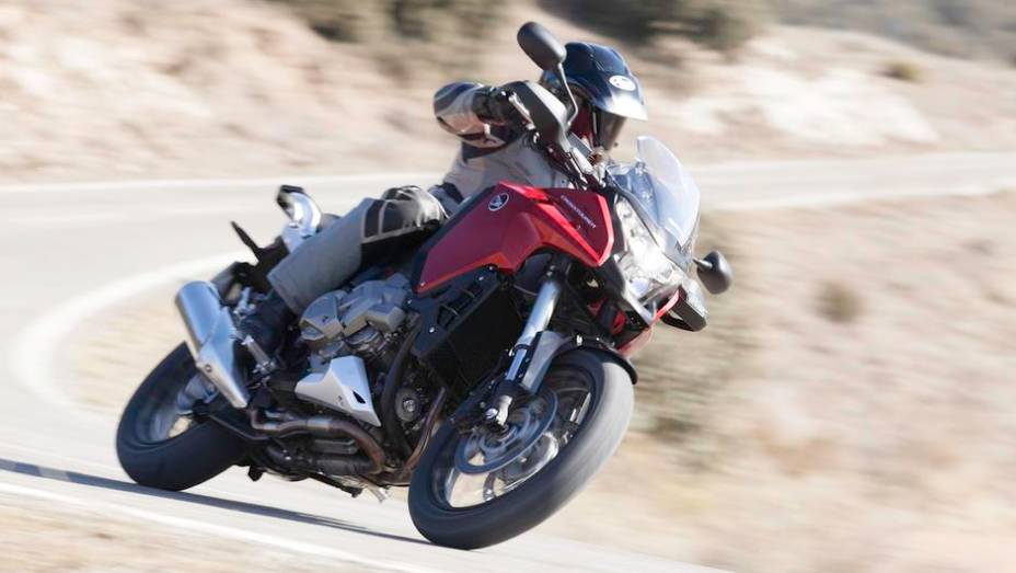 Um dos maiores atrativos da VFR 1200X Crosstourer promete ser o câmbio de dupla embreagem | <a href="%20https://gutenberg.quatrorodas.abril.com.br/moto/noticias/honda-vfr-1200x-crosstourer-729192.shtml" rel="migration">Leia mais</a>