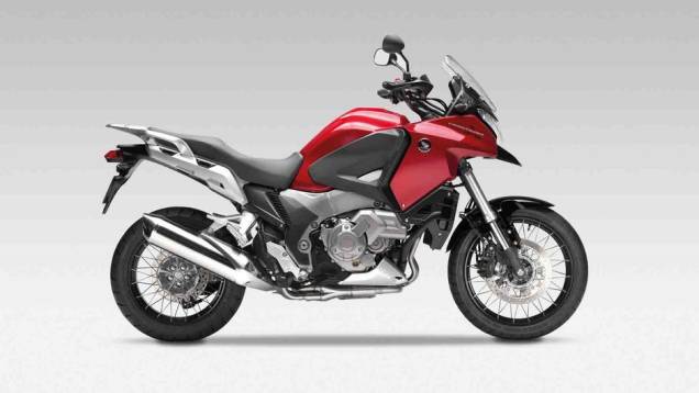 Quanto ao motor, o modelo chega com um V4 de 1.236,7 cm³ com injeção eletrônica | <a href="%20https://gutenberg.quatrorodas.abril.com.br/moto/noticias/honda-vfr-1200x-crosstourer-729192.shtml" rel="migration">Leia mais</a> Quanto ao motor, o modelo chega com um V4 de 1.236,7 cm³ com injeção eletrônica | <a href="%20https://gutenberg.quatrorodas.abril.com.br/moto/noticias/honda-vfr-1200x-crosstourer-729192.shtml" rel="migration">Leia mais</a>