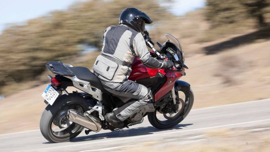 Ele entrega potência máxima de 129,2 cavalos e 12,8 kgfm de torque (a 6.500 rpm) | <a href="https://gutenberg.quatrorodas.abril.com.br/moto/noticias/honda-vfr-1200x-crosstourer-729192.shtml" rel="migration">Leia mais</a>