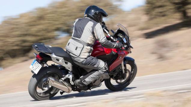 Ele entrega potência máxima de 129,2 cavalos e 12,8 kgfm de torque (a 6.500 rpm) | <a href="https://gutenberg.quatrorodas.abril.com.br/moto/noticias/honda-vfr-1200x-crosstourer-729192.shtml" rel="migration">Leia mais</a> Ele entrega potência máxima de 129,2 cavalos e 12,8 kgfm de torque (a 6.500 rpm) | <a href="https://gutenberg.quatrorodas.abril.com.br/moto/noticias/honda-vfr-1200x-crosstourer-729192.shtml" rel="migration">Leia mais</a>