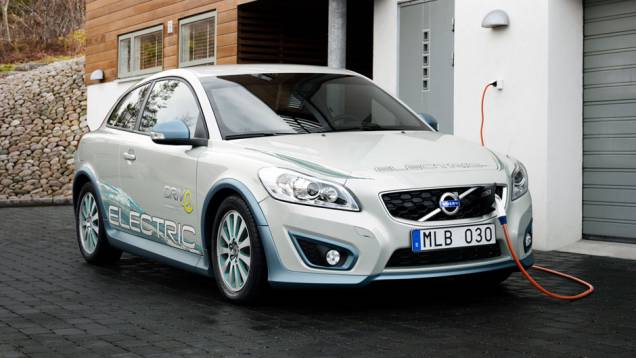 Recarga pode demorar entre 7 horas a até mais de 19 horas, dependendo da rede elétrica | <a href="https://gutenberg.quatrorodas.abril.com.br/carros/impressoes//volvo-c30-electric-viavel-dia-a-dia-729285.shtml" rel="migration">Leia mais</a> Recarga pode demorar entre 7 horas a até mais de 19 horas, dependendo da rede elétrica | <a href="https://gutenberg.quatrorodas.abril.com.br/carros/impressoes//volvo-c30-electric-viavel-dia-a-dia-729285.shtml" rel="migration">Leia mais</a>