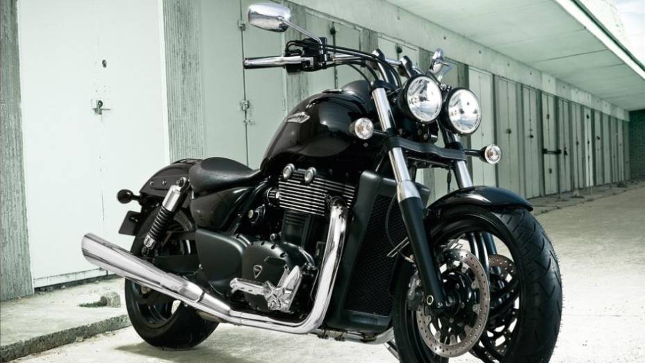 A Triumph direciona suas atenções no Brasil para uma cruiser "com estilo único": a Thunderbird Storm | <a href="%20https://gutenberg.quatrorodas.abril.com.br/moto/noticias/estilo-triumph-thunderbird-storm-731430.shtml" rel="migration">Leia mais</a>