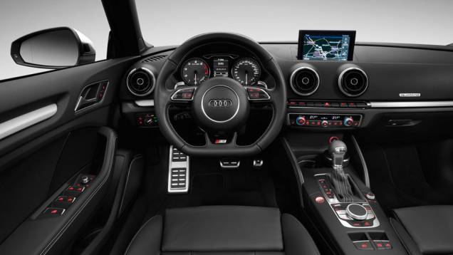 Com volante achatado e acabamento com apliques de alumínio, o interior do S3 Cabrio é mais esportivo que o da linha A3 | <a href="https://gutenberg.quatrorodas.abril.com.br/noticias/saloes/genebra-2014/audi-revela-novo-s3-cabriolet-773912.shtml" rel="migration">Leia mais</a> Com volante achatado e acabamento com apliques de alumínio, o interior do S3 Cabrio é mais esportivo que o da linha A3 | <a href="https://gutenberg.quatrorodas.abril.com.br/noticias/saloes/genebra-2014/audi-revela-novo-s3-cabriolet-773912.shtml" rel="migration">Leia mais</a>