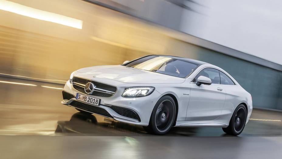 Recém-lançada, a versão esportiva do Classe S Coupe foi preparada pela AMG | <a href="https://gutenberg.quatrorodas.abril.com.br/noticias/fabricantes/mercedes-benz-mostra-s-63-amg-coupe-777171.shtml" rel="migration">Leia mais</a>