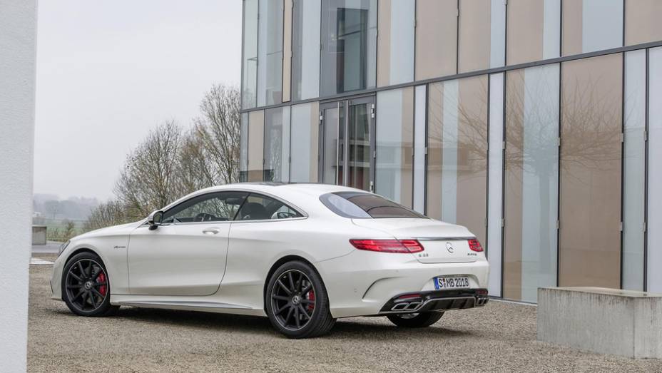 O carro têm novos para-choques, para-lamas alargados e as quatro saídas de escapamento cromadas | <a href="https://gutenberg.quatrorodas.abril.com.br/noticias/fabricantes/mercedes-benz-mostra-s-63-amg-coupe-777171.shtml" rel="migration">Leia mais</a>