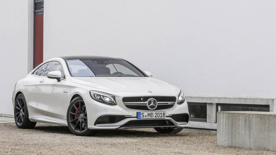 O modelo é recheado de itens tecnológicos como suspensão a ar Airmatic | <a href="https://gutenberg.quatrorodas.abril.com.br/noticias/fabricantes/mercedes-benz-mostra-s-63-amg-coupe-777171.shtml" rel="migration">Leia mais</a>