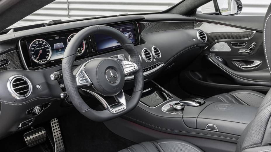 Internamente vem com volante de três raios com base achatada e ...| <a href="https://gutenberg.quatrorodas.abril.com.br/noticias/fabricantes/mercedes-benz-mostra-s-63-amg-coupe-777171.shtml" rel="migration">Leia mais</a>