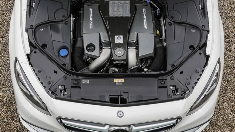Movido por um motor 5.5 V8 biturbo, ele tem 577 cv | <a href="https://gutenberg.quatrorodas.abril.com.br/noticias/fabricantes/mercedes-benz-mostra-s-63-amg-coupe-777171.shtml" rel="migration">Leia mais</a>