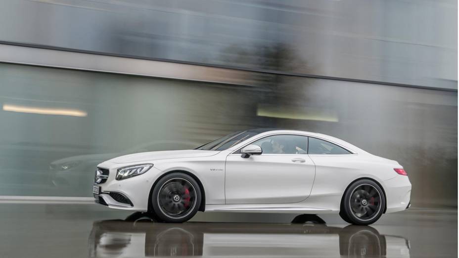 O S 63 AMG Coupe faz sua estreia mundial no Salão de Nova York, que acontecerá em abril | <a href="https://gutenberg.quatrorodas.abril.com.br/noticias/fabricantes/mercedes-benz-mostra-s-63-amg-coupe-777171.shtml" rel="migration">Leia mais</a>