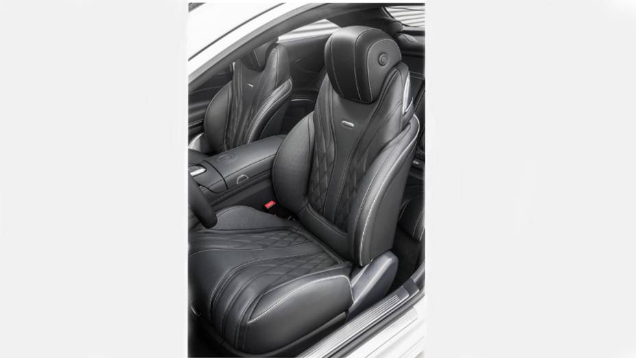 ... bancos esportivos com revestimento interno em couro do tipo Nappa | <a href="https://gutenberg.quatrorodas.abril.com.br/noticias/fabricantes/mercedes-benz-mostra-s-63-amg-coupe-777171.shtml" rel="migration">Leia mais</a>