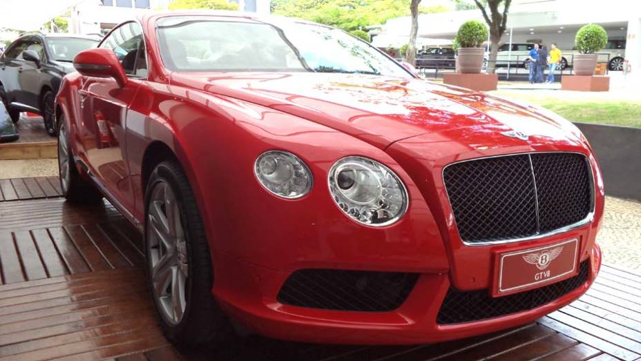 O Jockey Clube de São Paulo recebe até o dia 1º de dezembro o Auto Premium Show, evento que reúne algumas das principais marcas de luxo, como a Bentley | <a href="https://gutenberg.quatrorodas.abril.com.br/noticias/fabricantes/auto-premium-show-abre-portas-sp-760626" rel="migration"></a>