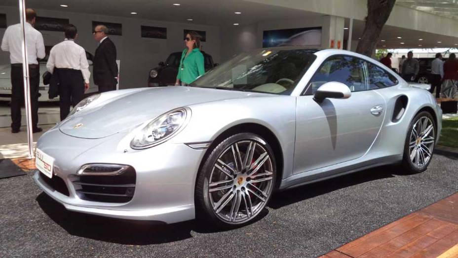 A Porsche exibe o 911 Turbo, vendido pela bagatela de 899 mil reais | <a href="https://gutenberg.quatrorodas.abril.com.br/noticias/fabricantes/auto-premium-show-abre-portas-sp-760626.shtml" rel="migration">Leia mais</a>