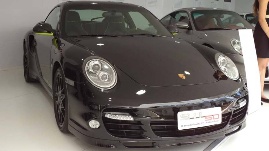 Ao seu lado estão modelos de outras gerações, como este 911 Edition 918 Spyder, vendido só para quem reservou um 918 Spyder | <a href="https://gutenberg.quatrorodas.abril.com.br/noticias/fabricantes/auto-premium-show-abre-portas-sp-760626.shtml" rel="migration">Leia mais</a>