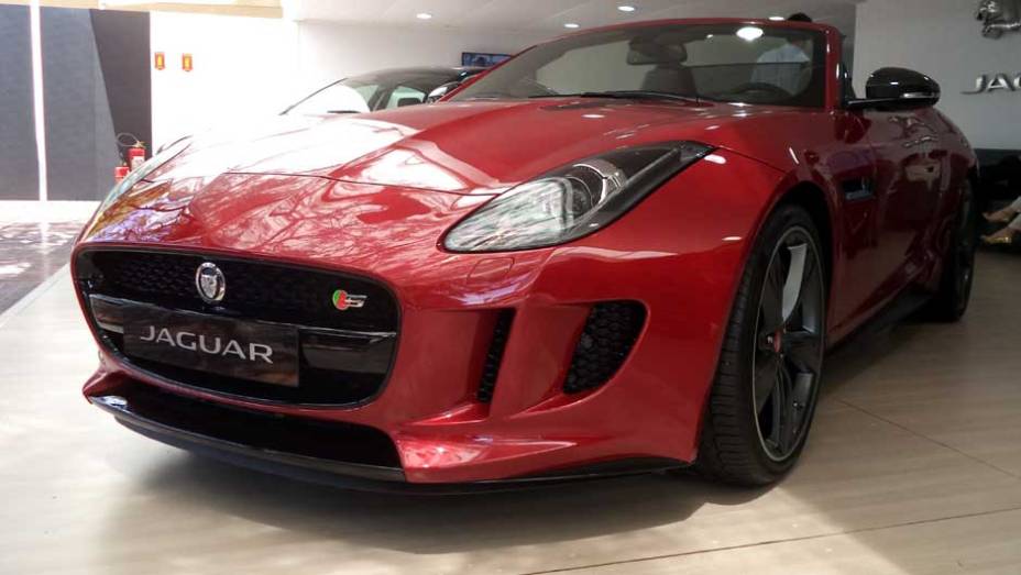 O belo F-Type é a estrela da Jaguar | <a href="https://gutenberg.quatrorodas.abril.com.br/noticias/fabricantes/auto-premium-show-abre-portas-sp-760626.shtml" rel="migration">Leia mais</a>