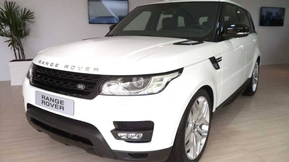 Mais nervoso, o Range Rover Sport é vendido com motorizações a diesel e gasolina | <a href="https://gutenberg.quatrorodas.abril.com.br/noticias/fabricantes/auto-premium-show-abre-portas-sp-760626.shtml" rel="migration">Leia mais</a>