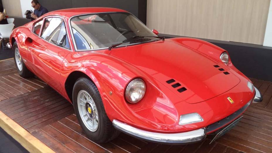 A Private Collections, famosa loja de venda de clássicos, levou ao evento uma Ferrari Dino | <a href="https://gutenberg.quatrorodas.abril.com.br/noticias/fabricantes/auto-premium-show-abre-portas-sp-760626.shtml" rel="migration">Leia mais</a>