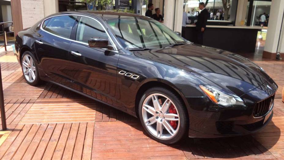 Já a Via Italia, importadora oficial da Ferrari, preferiu investir na Maserati; esta é a Quattroporte | <a href="https://gutenberg.quatrorodas.abril.com.br/noticias/fabricantes/auto-premium-show-abre-portas-sp-760626.shtml" rel="migration">Leia mais</a>