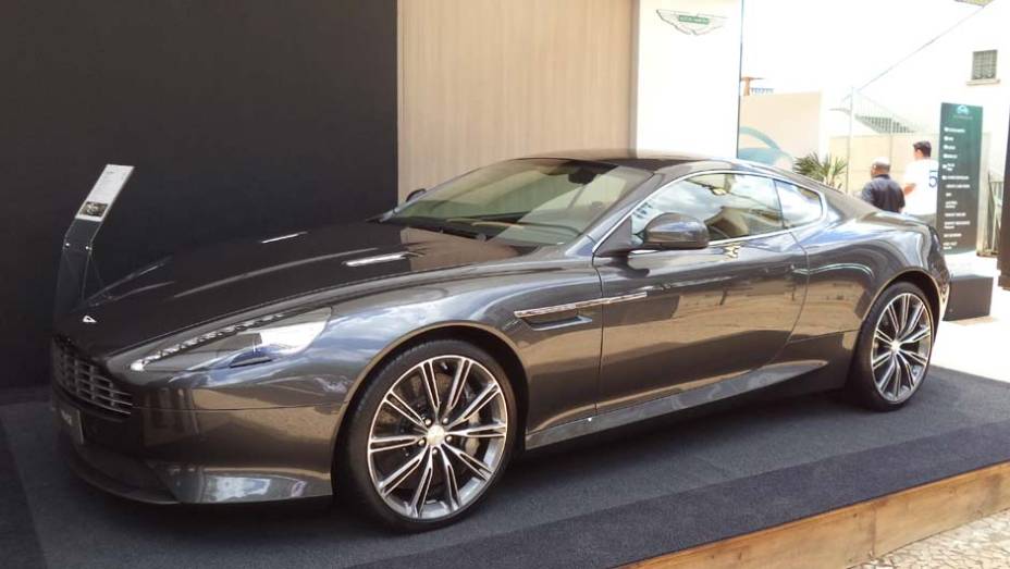 A Aston Martin rouba a cena com o Virage | <a href="https://gutenberg.quatrorodas.abril.com.br/noticias/fabricantes/auto-premium-show-abre-portas-sp-760626.shtml" rel="migration">Leia mais</a>