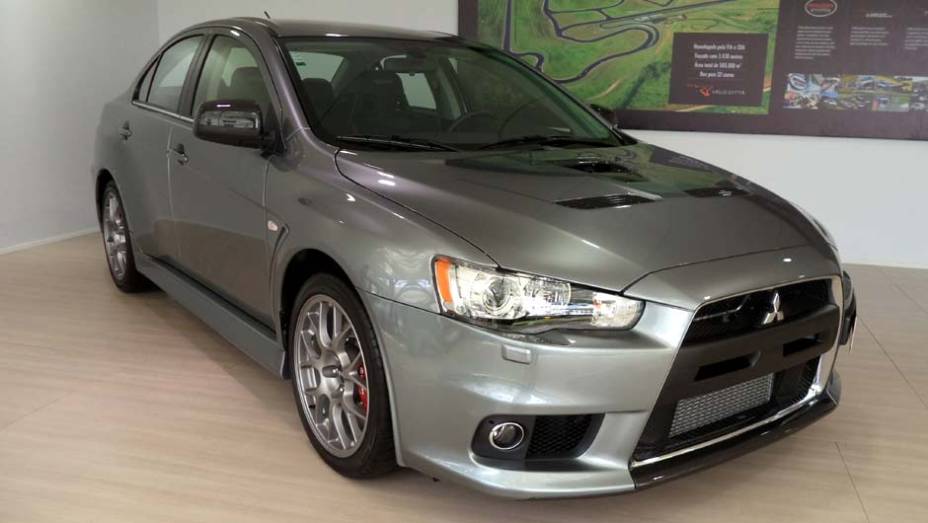 A Mitsubishi levou um Lancer Evo X, ícone das pistas de rali | <a href="https://gutenberg.quatrorodas.abril.com.br/noticias/fabricantes/auto-premium-show-abre-portas-sp-760626.shtml" rel="migration">Leia mais</a>