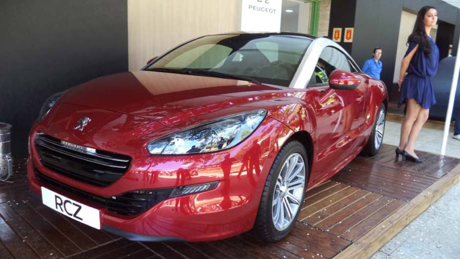 A Peugeot também marca presença no Auto Premium Show, com o 308 CC e o cupê RCZ; os ingressos para o evento custam R$ 75 | <a href="https://gutenberg.quatrorodas.abril.com.br/noticias/fabricantes/auto-premium-show-abre-portas-sp-760626.shtml" rel="migration">Leia mais</a>