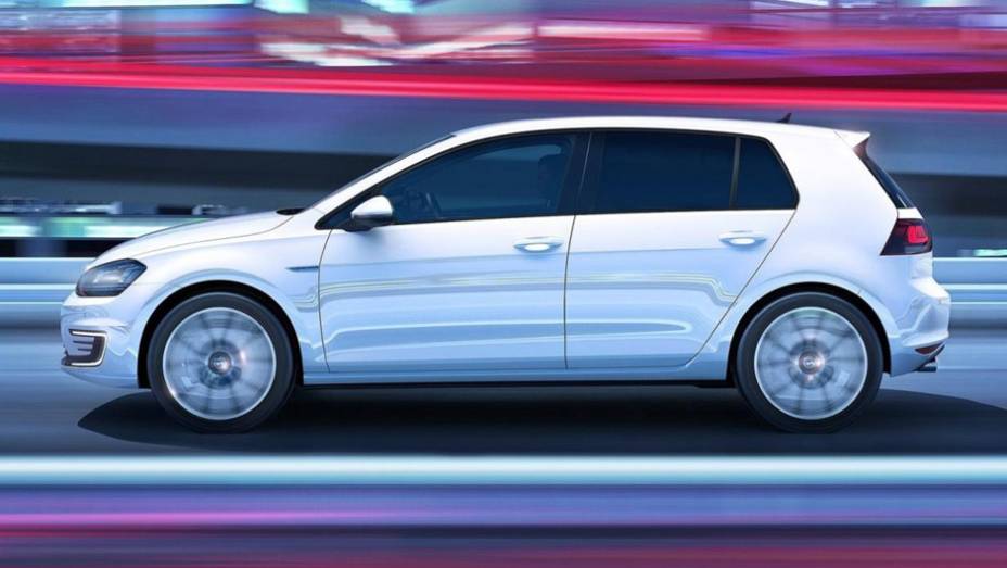 O Golf GTE tem um motor 1.4 TSI a gasolina e outro movido a eletricidade, resultando em 201 cv | <a href="https://gutenberg.quatrorodas.abril.com.br/noticias/saloes/genebra-2014/vw-golf-ganha-versao-hibrida-plug-in-774055.shtml" rel="migration">Leia mais</a>