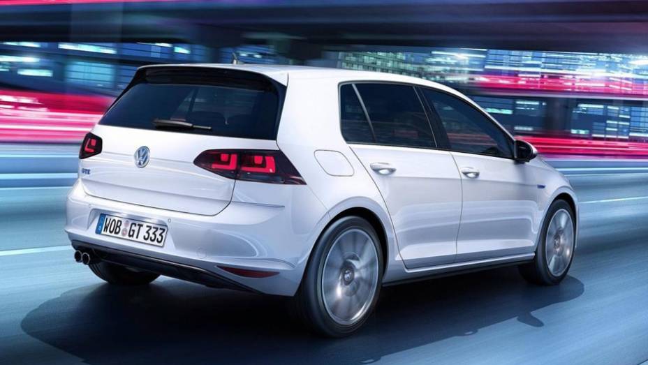 De acordo com a VW, no modo híbrido o carro leva 7,6 segundos para ir de 0 a 100 km/h, chegando aos 217 km/h | <a href="https://gutenberg.quatrorodas.abril.com.br/noticias/saloes/genebra-2014/vw-golf-ganha-versao-hibrida-plug-in-774055.shtml" rel="migration">Leia mais</a>