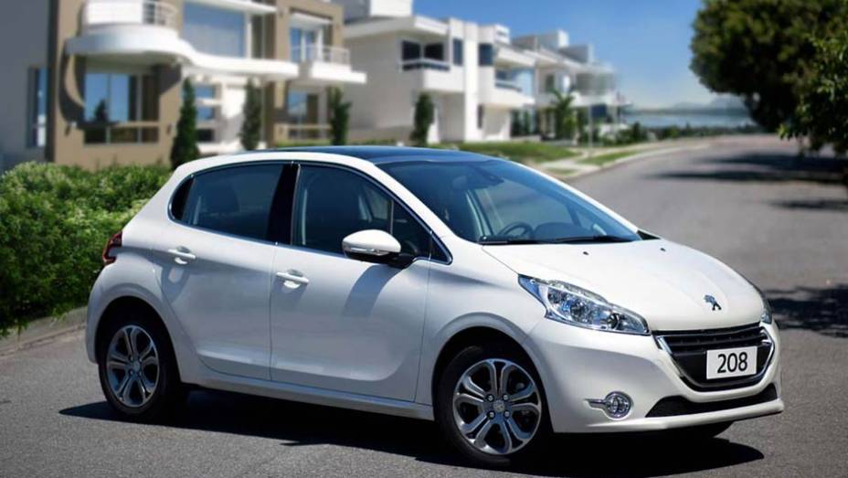 Fabricado em Porto Real (RJ), o carro será vendido em três versões de acabamento: Active, Allure e Griffe | <a href="https://gutenberg.quatrorodas.abril.com.br/carros/lancamentos/peugeot-208-736576.shtml" rel="migration">Leia mais</a>