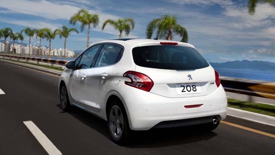 As lanternas agora ficam em uma posição mais baixa, favorecendo uma aparência esportiva | <a href="https://gutenberg.quatrorodas.abril.com.br/carros/lancamentos/peugeot-208-736576.shtml" rel="migration">Leia mais</a>