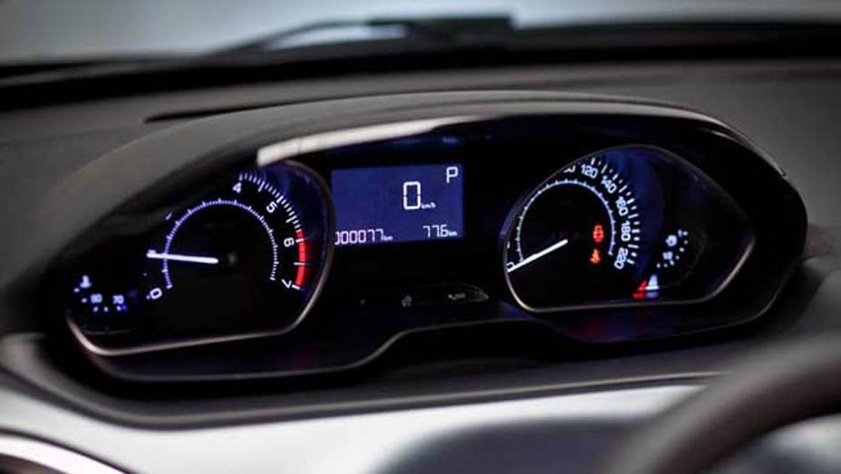 O quadro de instrumentos fica em uma posição mais elevada, facilitando a visualização dos mostradores | <a href="https://gutenberg.quatrorodas.abril.com.br/carros/lancamentos/peugeot-208-736576.shtml" rel="migration">Leia mais</a>