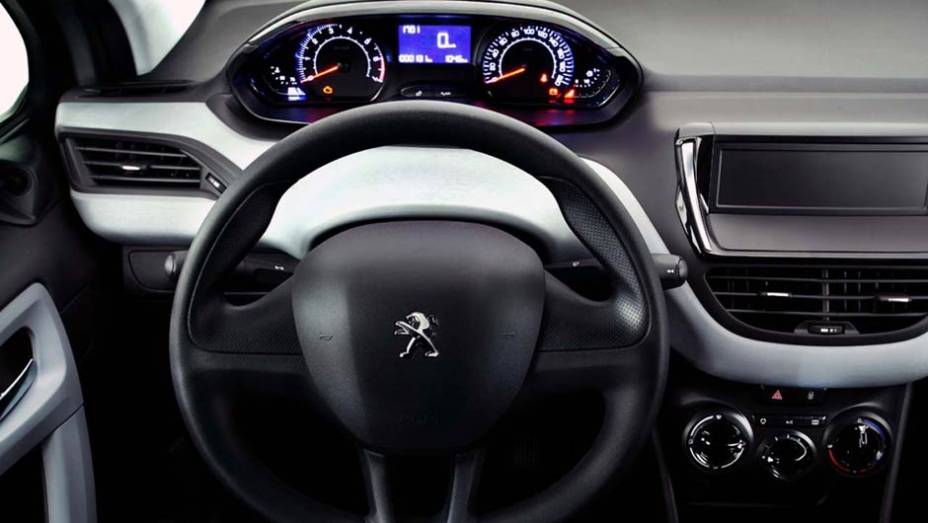 Nas versões de entrada, a tela touchscreen dá lugar a uma tampa plástica para o rádio | <a href="https://gutenberg.quatrorodas.abril.com.br/carros/lancamentos/peugeot-208-736576.shtml" rel="migration">Leia mais</a>