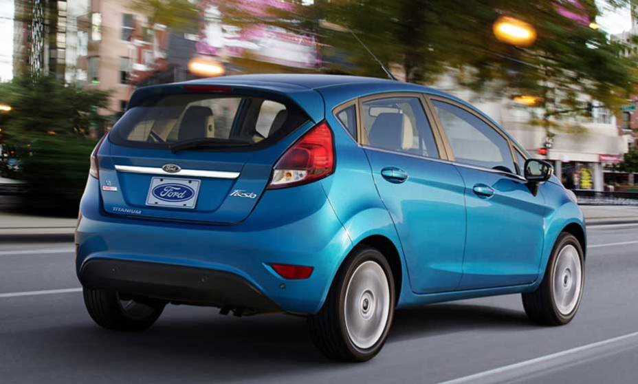 Nas versões SE e Titanium (acima), ele pode vir com o câmbio automatizado de dupla embreagem Powershift | <a href="https://gutenberg.quatrorodas.abril.com.br/carros/lancamentos/ford-new-fiesta-2014-739245.shtml" rel="migration">Leia mais</a>