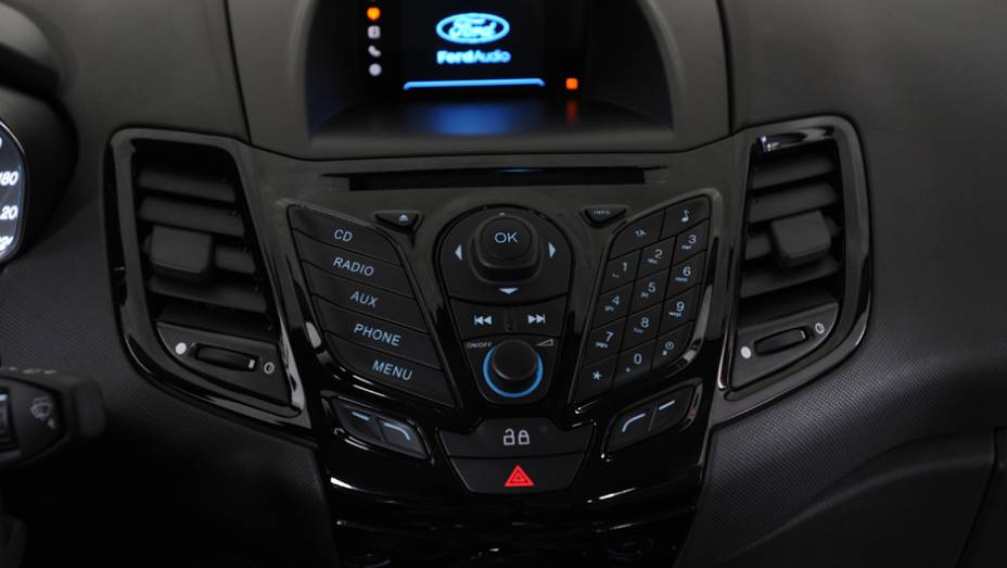 Sistema multim&iacute;dia SYNC &eacute; item de s&eacute;rie a partir da vers&atilde;o intermedi&aacute;ria SE <a href="https://gutenberg.quatrorodas.abril.com.br/carros/lancamentos/ford-new-fiesta-2014-739245.shtml" rel="migration">Leia mais</a>