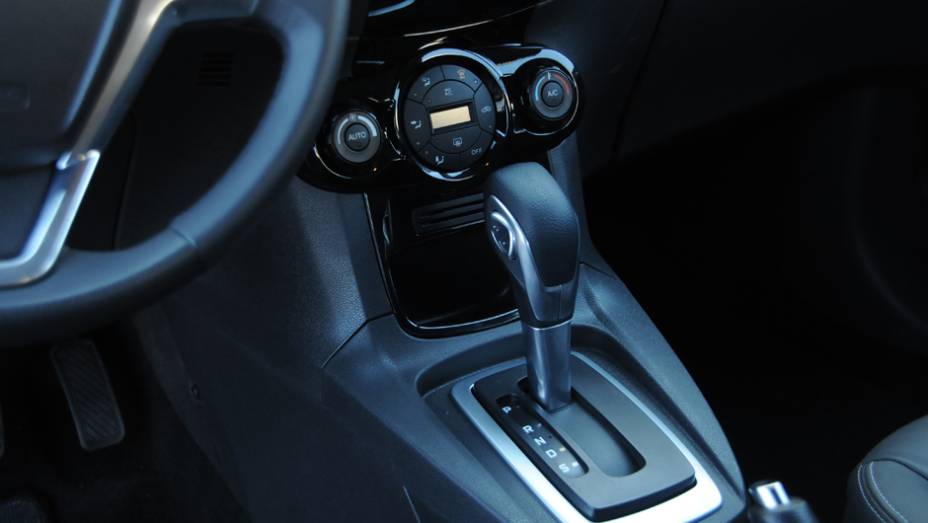 Vers&atilde;o 1.6 pode ser equipada com o c&acirc;mbio de dupla embreagem Powershift <a href="https://gutenberg.quatrorodas.abril.com.br/carros/lancamentos/ford-new-fiesta-2014-739245.shtml" rel="migration">Leia mais</a>